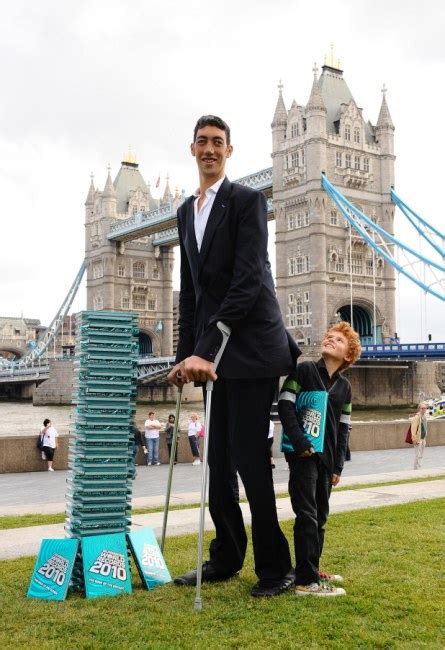 Longing For Love The Worlds Tallest Man And The First To Top 8ft