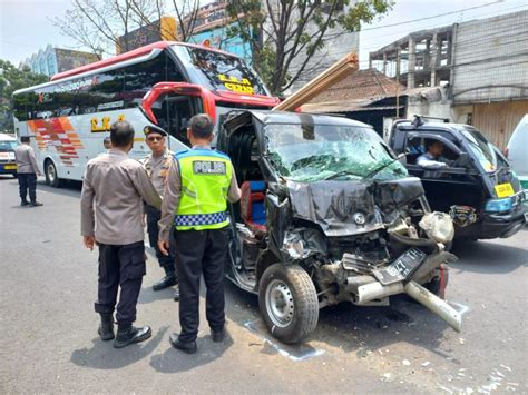 Kecelakaan Beruntun Di Bandung Satu Orang Pengemudi Tewas Terjepit Id