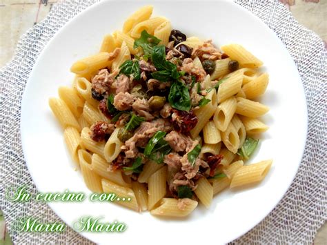 200 g penne o altra pasta corta, 250 g pomodorini, 1 manciata di olive nere denocciolate, 1 cucchiaio capperi sotto aceto, 4 acciughe sott 'olio, basilico fresco, qb olio evo, aglio in polvere. PASTA FREDDA MEDITERRANEA, ricetta veloce - In Cucina con ...