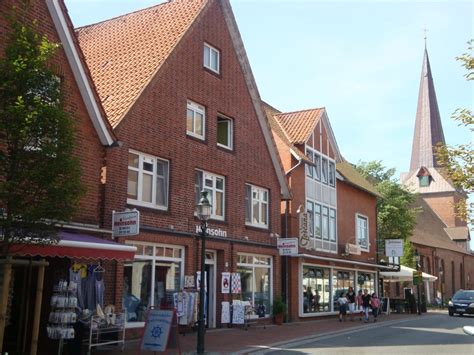 Otterndorf is situated east of schmeelweg. Bild "Hauptstrasse in Otterndorf, Hintergrund : Kirchtur ...