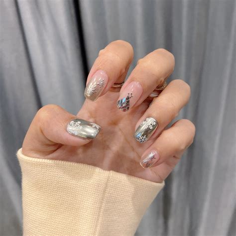 Try Out Silver Nail Art Designs For A Bling Bling Christmas Girlstyle