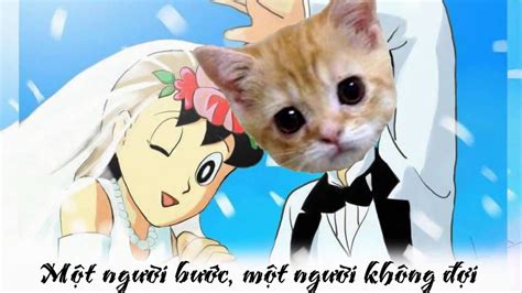 Giờ em đã là vợ người ta áo trắng cô dâu cầm hoa nhạc tung tóe thanh niên hòa ca vài ba đứa lên lắc lư theo ấy là thành đám cưới em với người ta anh biết do anh mà ra tình yêu ấy nay xa càng xa buồn thay. Vợ người ta - Phan Mạnh Quỳnh - Doremon chế [Blake Sixty ...