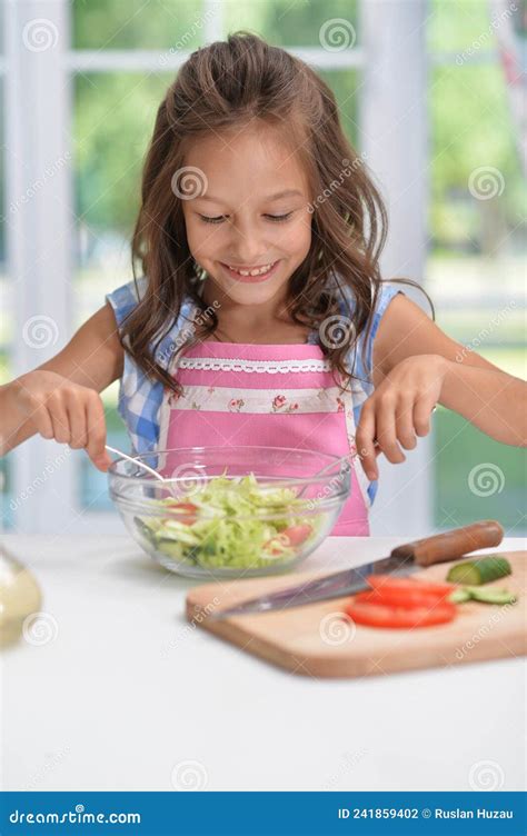 ensalada de cocina de chica feliz en la cocina foto de archivo imagen de cocinero receta
