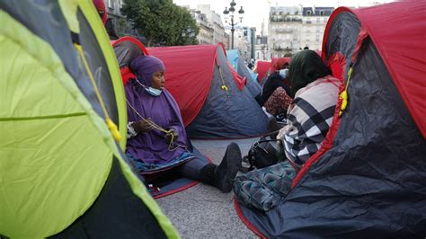 Un Campement De 300 Migrants Installé Devant La Mairie De Paris