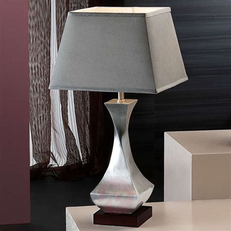 Notre choix est vaste, et vous trouverez immanquablement votre bonheur, parmi les pour éclairer un endroit spécifique ou une pièce entière de façon plus tamisée, d'appoint ou d'ambiance, les lampes à poser peuvent être de. Lampe à poser LED Deco à pied torsadé | Luminaire.fr