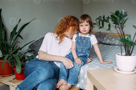 jeune mère et enfant s amusent et s amusent à la maison sur le lit Banque de photos