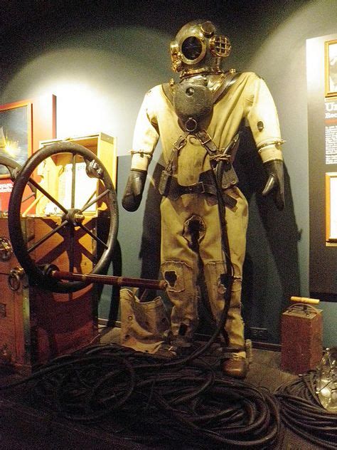 Old Diving Suit In 2020 Diving Diving Suit Underwater Images