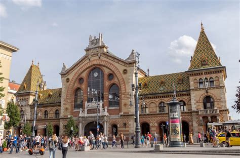 Altstadt is the german language word for old town, and generally refers to the historical town or city centre within the old town or city wall, in contrast to younger suburbs outside. Große Markthalle Budapest - so kaufst du richtig ein im ...