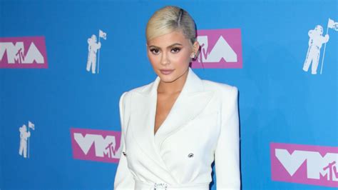 Today i'll introduce you to the 10 highest paid celebrities of 2020.facebook. Kylie Jenner is the highest paid celebrity according to ...