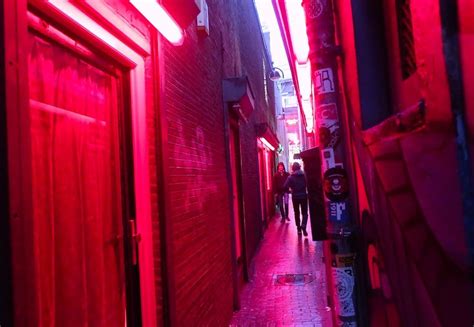 10 Reasons To Do An Amsterdam Red Light District Tour