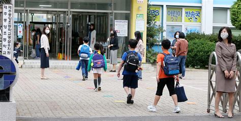 South Korea Reopens Schools Despite Spike In Cases Daily Sabah
