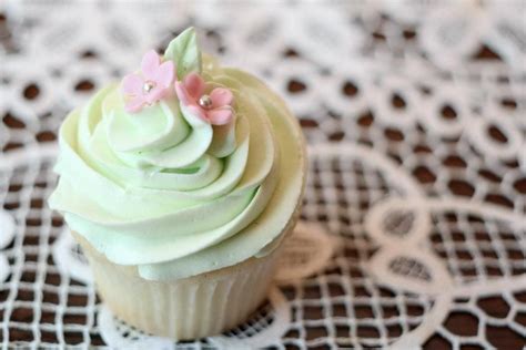 Mint Green And Pink Cupcake So Pretty But With My Colors Green Cupcakes