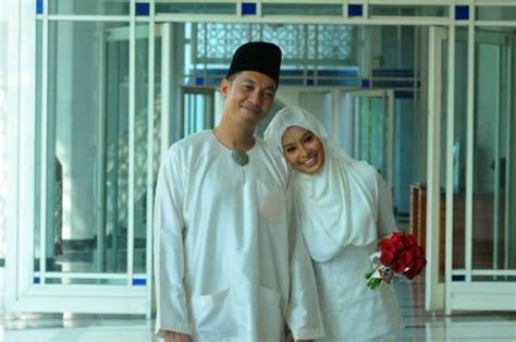 In an instagram video post yesterday, erma showed amy, nabila huda, mohd izwan and herself sharing a moment of joyous. Biodata Izwan Johar, Suami Baru Nabila Huda