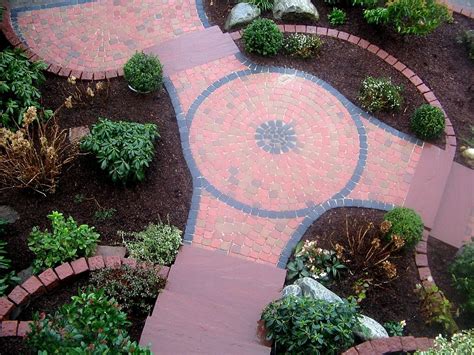 Der französische garten, auch garten der kurfürstin, im osten, ist durch wasserkaskaden gefasst und durch barocke blumenrabatten gegliedert. Rondell mit rosa Pflasterwegen und Treppenstufen | Haufler ...