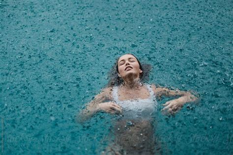 Woman In A Pool Swimming In The Rain Stocksy United Foto Fotografia Fotos Tumblr