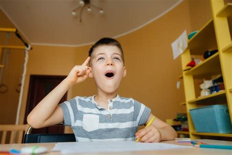 Un Niño En Edad Escolar Hace La Tarea En Casa Foto Premium