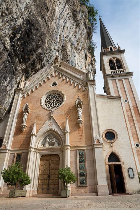 La devozione alla madonna della corona è documentata in molte località della diocesi di verona e di vicenza, e particolarmente nelle parrocchie dalla lessinia. Foto Madonna Della Corona - Michael Kirste Stockfotografie
