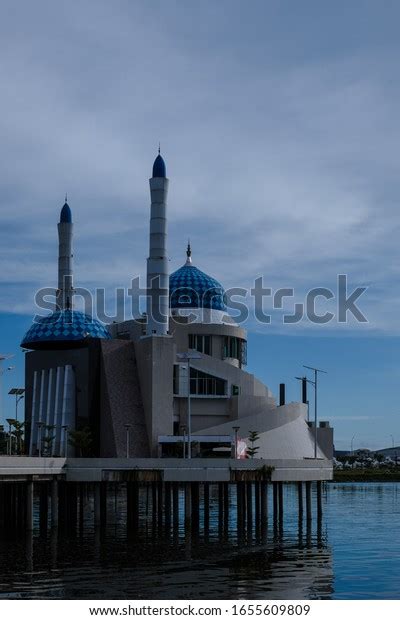 2 Masjid Apung Makassar Immagini Foto Stock E Grafica Vettoriale Shutterstock