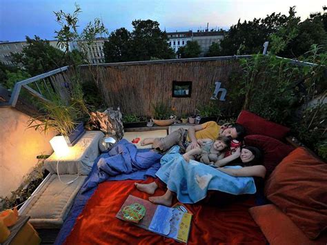Your current browser isn't compatible with soundcloud. Bett mit Sternenhimmel, schlafen auf dem Balkon ...
