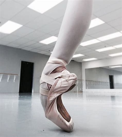 dancers feet ballet feet ballet slippers ballet dancers en pointe pointe shoes ballet