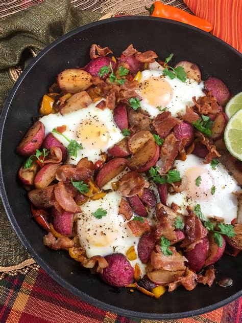 Healthy Breakfast Skillet with Eggs, Veggies, and Bacon