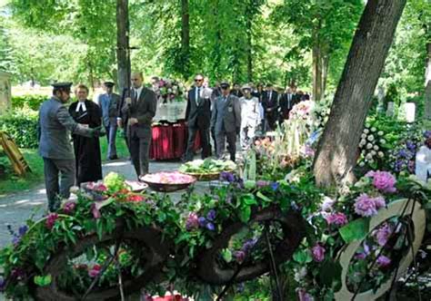 We would like to show you a description here but the site won't allow us. Abschied von Barbara Rudnik: Trauerfeier auf dem ...