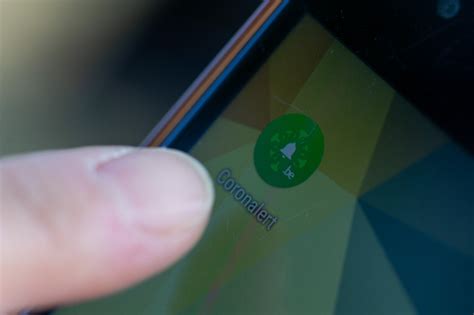 Maak eerst een afspraak voor een coronatest bij een testlocatie. Corona-app: installeren of niet? | Solidair