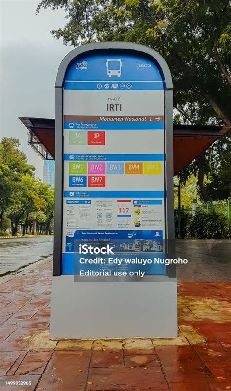 Papan Informasi Di Halte Bus Di Daerah Monas Jakarta Foto Stok Unduh