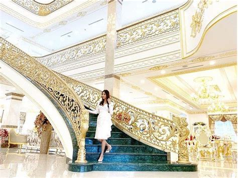 Quận 2 tầng trệt, lầu 1, cao ốc lương định của, p. Cầu thang dát vàng trong dinh thự xa hoa của siêu mẫu Lan Khuê