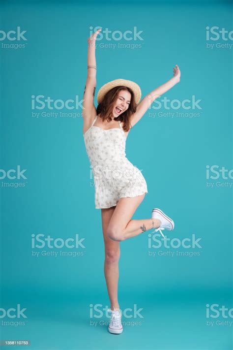 Retrato De Cuerpo Entero De Una Mujer Alegre Y Feliz Con Sombrero Foto