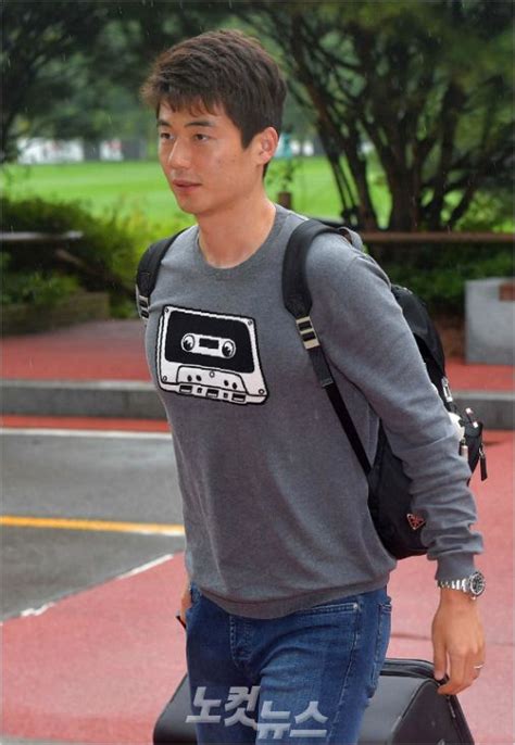 축구선수 기성용(32) 측 법무법인 송상엽 변호사가 건강 문제로 사임한 가운데, 폭로자 측 법무법인 현의 박지훈 변호사가 송 변호사가 나를 찾아와 무릎을 꿇고 사죄한다는 말을 57차례 반복했다고 밝혔다. '돌고 돌아' 기성용, 결국 11년 만에 친정 서울 복귀 - 노컷뉴스