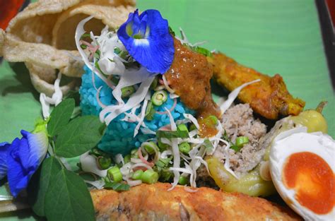 Selain itu di malaysia ada nasi kerabu, yakni nasi biru dari bunga telang. from my garden: Nasi kerabu biru BUNGA TELANG