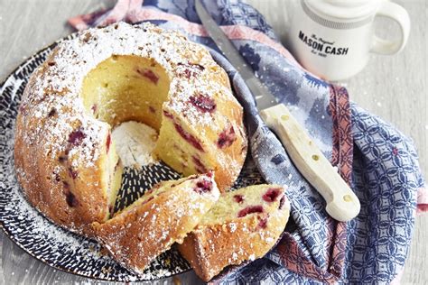Stell die schüssel mit dem teig zum Rezept für supersaftigen Joghurt-Himbeer Gugelhupf aus dem ...