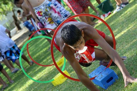 Es a través del juego que los niños conocen e interactúan con su entorno, elaborando así esquemas mentales que les permiten organizar compresivamente el mundo que los rodea. Cómo puedes organizar una gymkana para niños en Madrid, gymkanas