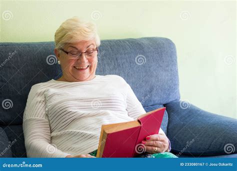 Seniorenblondine Mit Brille Beim Lesen Eines Lustigen Buches Stockbild Bild von vergnügen