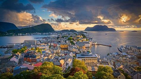 Pin By Peter On Bing Background Wallpaper In 2021 Alesund Norway