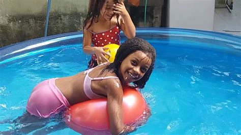 Girl Schleicht Sich In Den Pool Seines Nachbarn Bilder Von Frauen