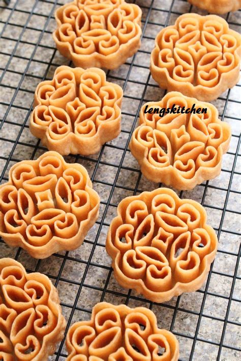 Chinese new year themed desserts. Kitchen Chaos: Beehive Cookies (Kuih Rose) 蜂窝饼 - Chinese ...