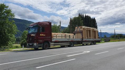 Ein gastank auf einem lastwagen in magdeburg hat beim befüllen feuer gefangen. Erster Schritt - Die Hülle des Hauses wird geliefert ...