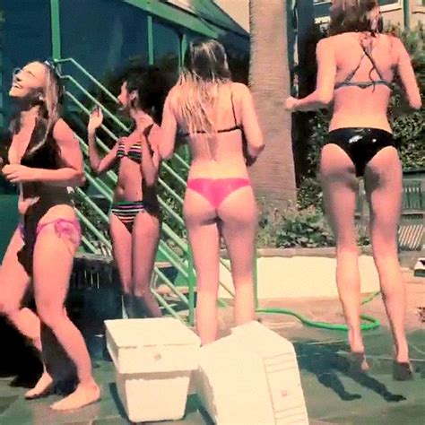 Pop Minute Bella Thorne Bikini Ice Bucket Challenge Photos Photo My