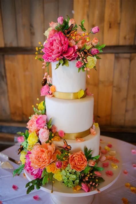 So if you're starting your cake in reality i'm seeing lots of fairly plain white cakes decorated with fresh flowers, because cake gets. FLORAL WEDDING CAKE | Best Friends For Frosting