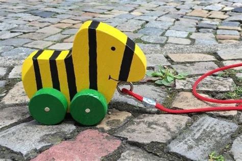 Handarbeit straßenbahnen, flugzeuge, autos, zuge, lokomotive, panzer. Tigerente aus Bauholz | Holzspielzeug selber bauen ...