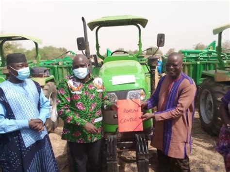 Burkina Faso Le Ministère De Lagriculture Offre 17 Tracteurs à Des