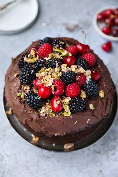 Why not have a go at baking easy vegan chocolate cake, with a wonderful rich chocolatey flavour! Rich Vegan Chocolate Cake | Natural Born Feeder