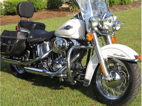 It draws inspiration from the traditional cruisers from the 1950s. Buy 2006 Harley-Davidson Heritage Softail CLASSIC on 2040motos