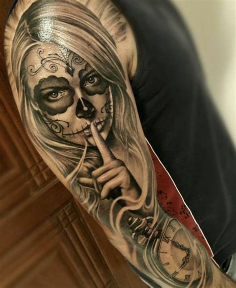 tatouages originaux manchette tatouage femme portant un masque tête de mort Skull Girl Tattoo