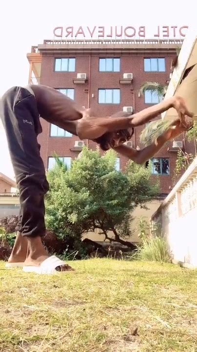 Guy Shows Amazing Contortion Skills While Twisting His Arm Jukin