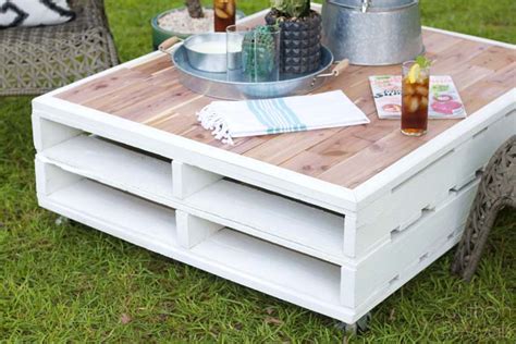 A beautiful and original pallet coffee table can be yours! DIY Pallet Coffee Table Gets an Outdoor Makeover ...