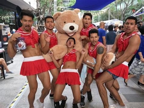 泰国曼谷网红肌肉男餐厅 肌肉男穿女装为顾客服务 奇象网
