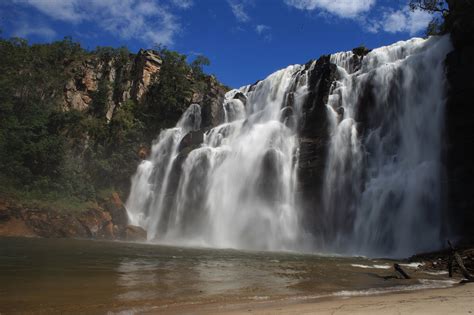 10 cachoeiras e cavernas para você explorar em Goiás - Goiânia